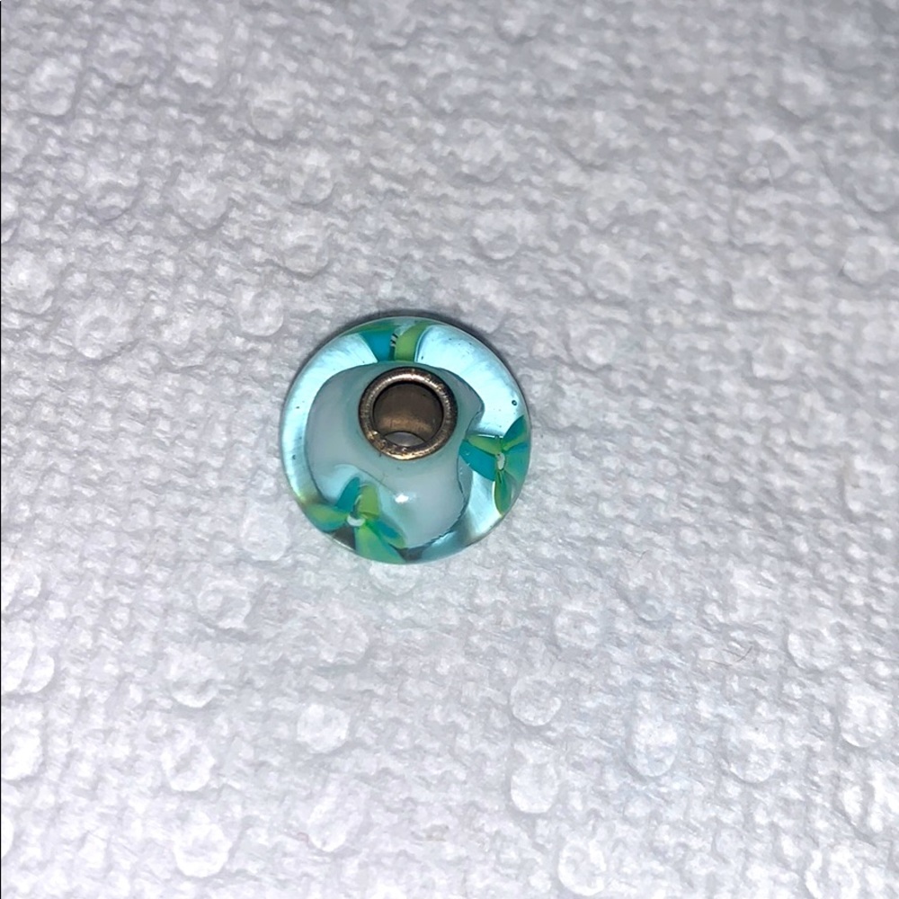 Trollbead with blue/green flowers